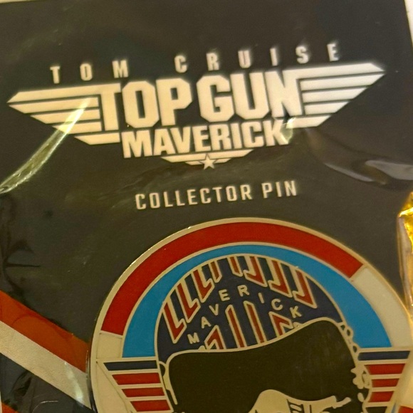 Tom Cruise Top Gun Maverick Collector Pin Set - New in Package - Picture 2 of 4